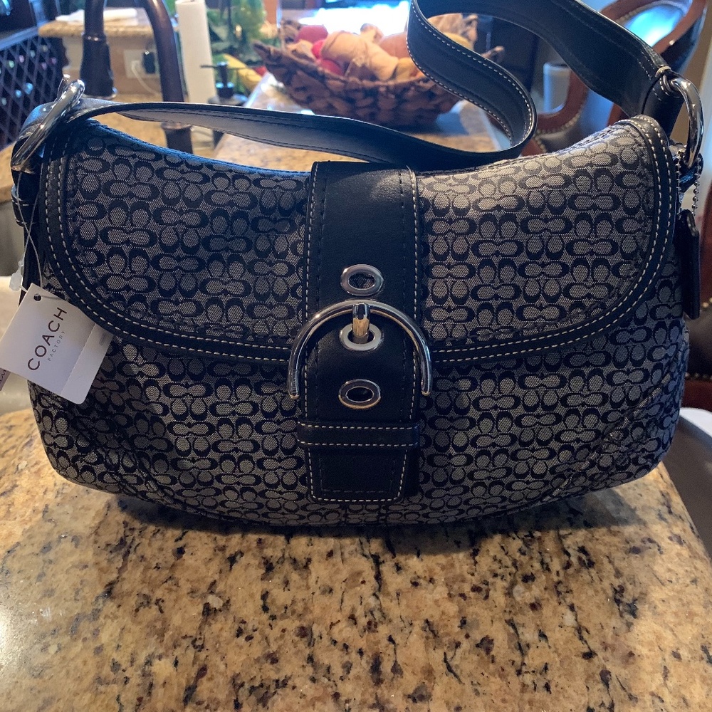 COACH MINI SIGNATURE-FLAP BUCKLE (BLACK)